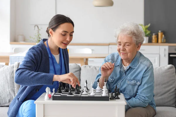 여자와 집에서 체스를 간호사 — 스톡 사진
