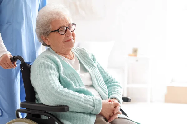 Tekerlekli Sandalyedeki Yaşlı Kadın Evde Bakıcısıyla — Stok fotoğraf