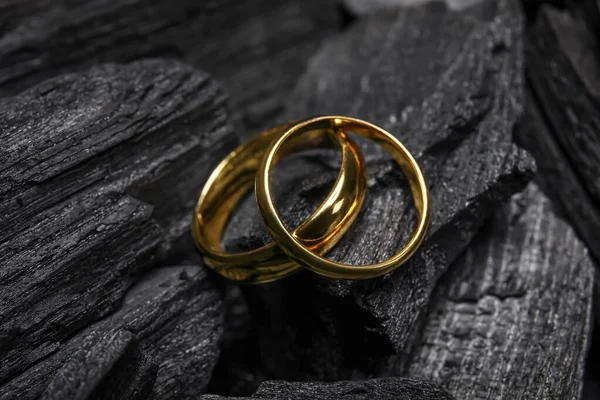 黒炭の黄金の結婚指輪を閉じます — ストック写真