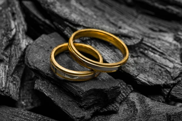 Anéis Casamento Carvão Preto Close — Fotografia de Stock