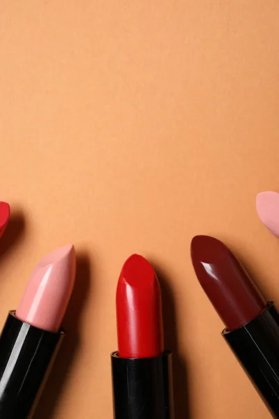 Verschillende Lipsticks Beige Achtergrond Close — Stockfoto