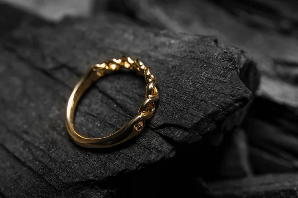 Zlatý Prsten Černém Uhlí Detailní Záběr — Stock fotografie