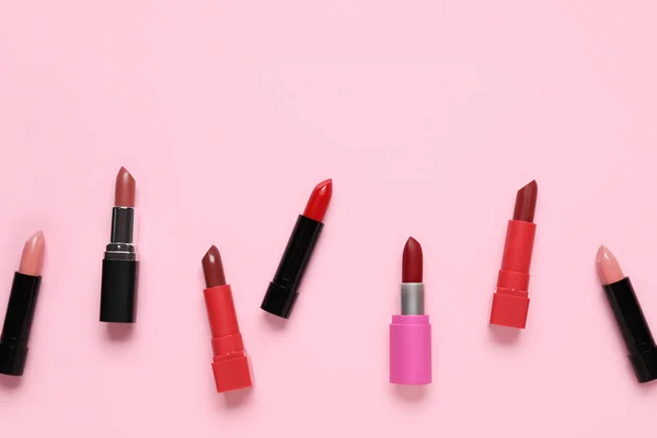Verschillende Lippenstiften Roze Achtergrond — Stockfoto