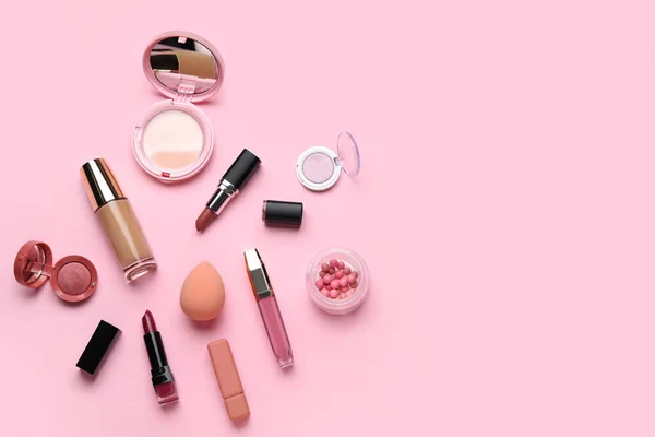 Dekorative Kosmetik Mit Lippenstiften Und Schwamm Auf Rosa Hintergrund — Stockfoto
