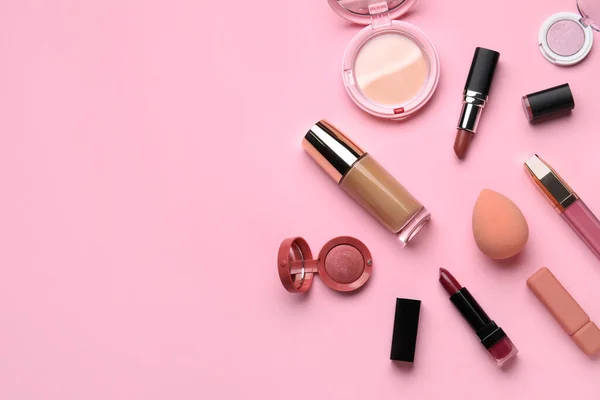Dekorative Kosmetik Mit Lippenstiften Und Schwamm Auf Rosa Hintergrund — Stockfoto