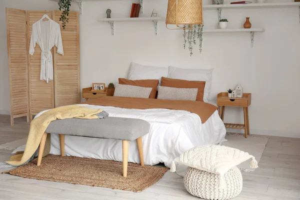 ベッド 木製キャビネット付きのスタイリッシュなベッドルームのインテリア — ストック写真