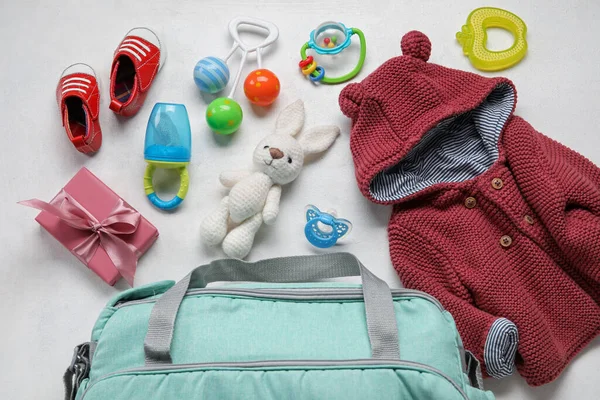 Beyaz Arka Planda Bebek Kıyafetleri Oyuncaklar Aksesuarlarla Kompozisyon — Stok fotoğraf