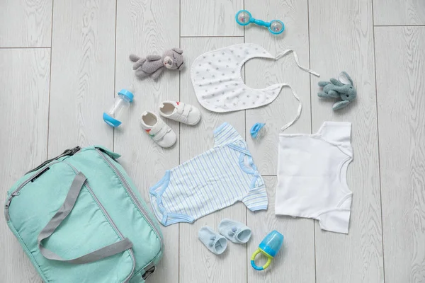 Hafif Ahşap Arka Planda Bebek Için Giysi Oyuncaklarla Süslü Bir — Stok fotoğraf