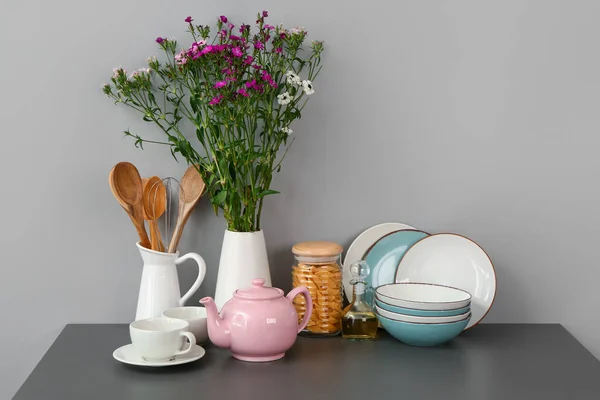 Çay Takımlı Kompozisyon Çiçekler Siyah Masada Farklı Mutfak Malzemeleri — Stok fotoğraf