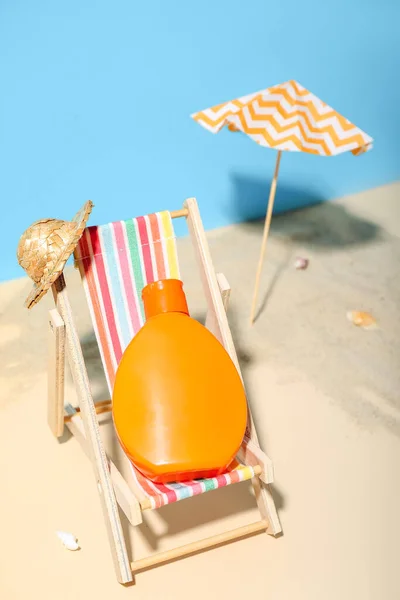 Creative Composition Miniature Deckchair Umbrella Sunscreen Beach — Stock Photo, Image