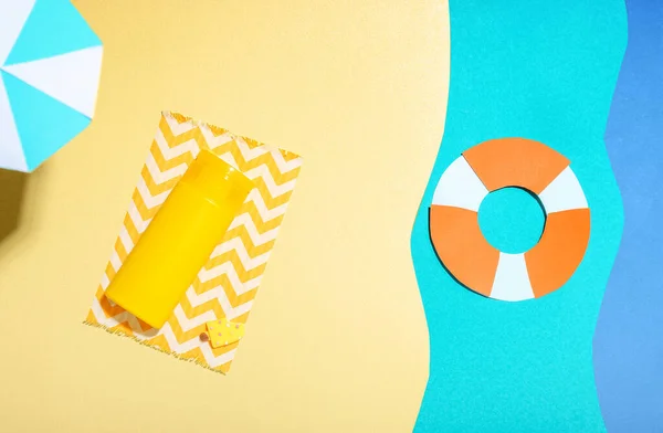 Creative Composition Miniature Umbrella Sunscreen Beach Water — Stock Photo, Image