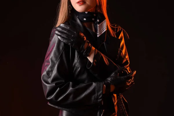 Красивая Молодая Женщина Кожаных Перчатках Куртке Темном Фоне — стоковое фото