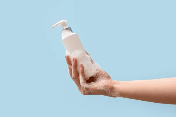 Hand Holding Bottle Shampoo Light Blue Background — Stock Photo, Image