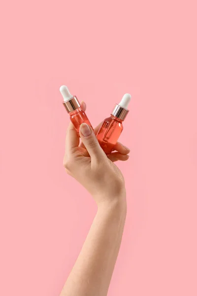 Ruční Držení Kosmetické Výrobky Růžovém Pozadí — Stock fotografie