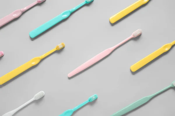 Пластиковые Зубные Щетки Сером Фоне — стоковое фото