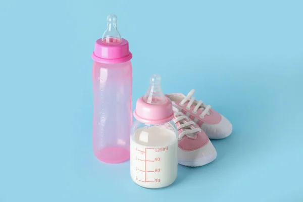 Bottles Milk Baby Booties Blue Background — Stock Photo, Image