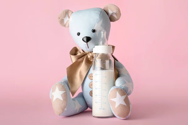 Медвежонок Бутылкой Молока Малыша Розовом Фоне — стоковое фото