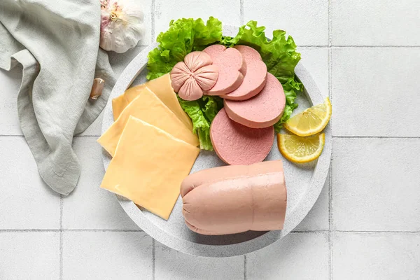 Тарелка Вкусной Вареной Колбасой Сыром Белом Фоне Плитки — стоковое фото