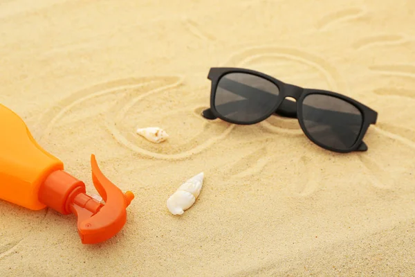 Kreative Komposition Mit Sprühflasche Sonnencreme Und Sonnenbrille Auf Sand — Stockfoto