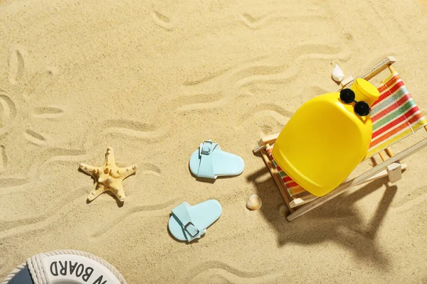 Kreativní Složení Krémem Opalování Plážovým Příslušenstvím Písku — Stock fotografie