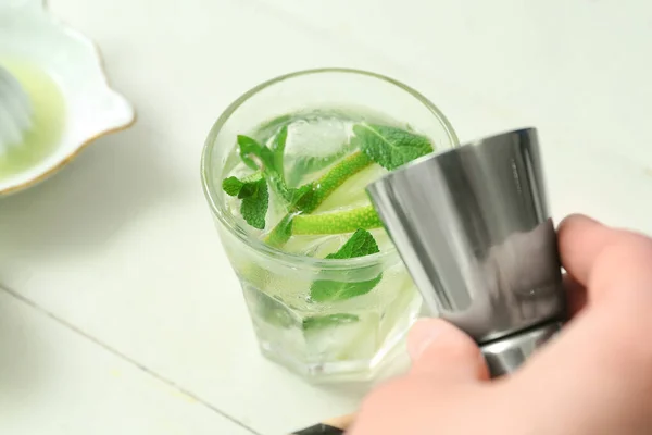 Barkeeperin Macht Leckeren Mojito Cocktail Auf Weißem Tisch — Stockfoto