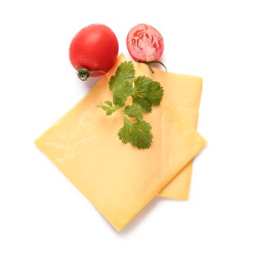 Beyaz arka planda domatesli lezzetli işlenmiş peynir dilimleri.