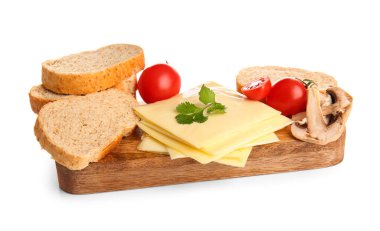 Lezzetli işlenmiş peynir, sebzeli ve beyaz arka planda ekmek.