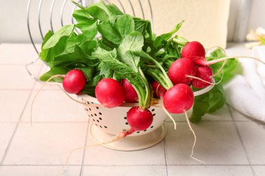 Masada taze turplu Colander.