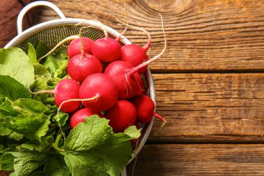 Ahşap arka planda taze turplu kolander.