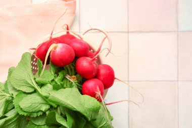 Beyaz fayanslı taze turplu Colander