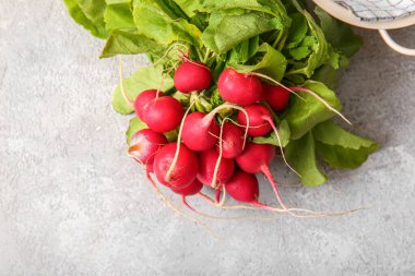 Hafif arkaplanda bir demet taze turp