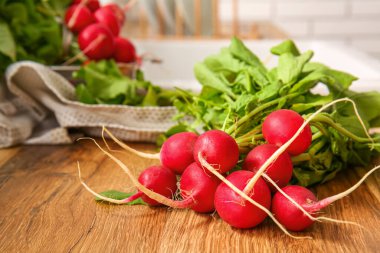 Mutfaktaki yeşil yapraklı taze turp.