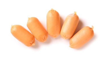 Beyaz arka planda lezzetli haşlanmış sosisler.