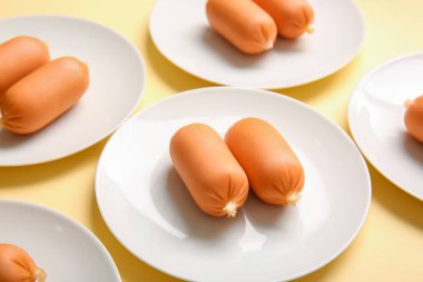 Bej arka planda lezzetli haşlanmış sosis tabakları.