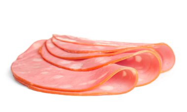 Beyaz arka planda lezzetli haşlanmış sosis dilimleri