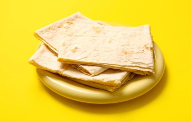 Sarı arka planda taze ince lavaş tabakası.