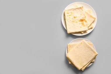 Gri arka planda taze ince lavaşlı tabaklar