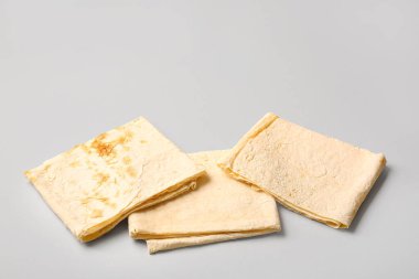 Gri arkaplanda taze lavaş