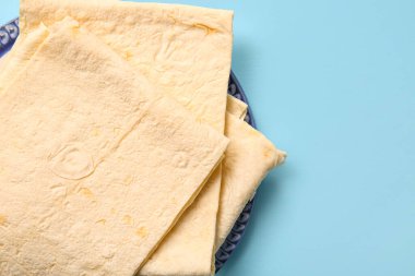 Mavi arka planda taze lavaş tabakası