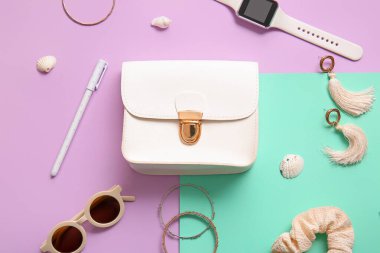 Renkli arka planda şık çanta ve farklı aksesuarlar