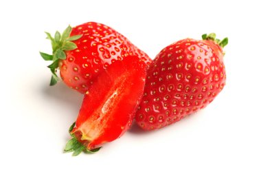 Beyaz arka planda taze çilekler