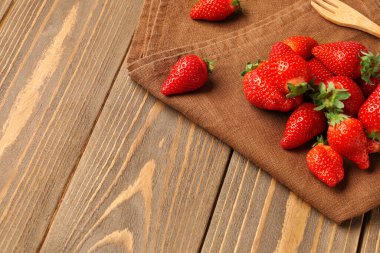 Tahta arka planda taze çilekler.