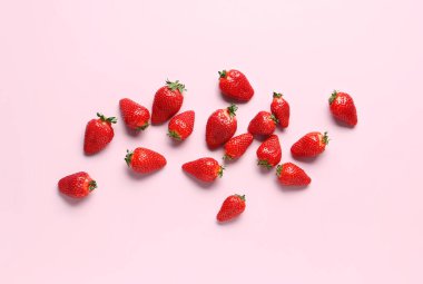 pembe bir arka plan üzerinde taze çilek