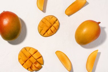 Beyaz arka plan üzerinde taze olgun mango