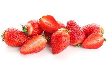 Beyaz arka planda taze çilekler