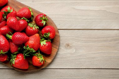 Tahta arka planda taze çilek tahtası
