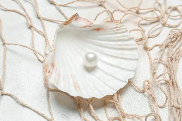 Muschel Mit Perle Und Netz Auf Hellem Hintergrund — Stockfoto
