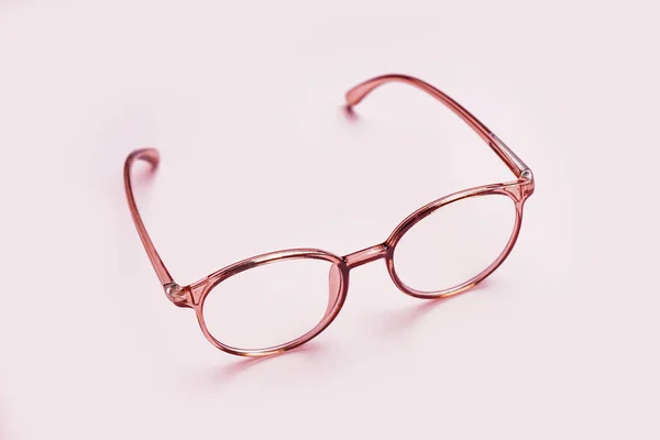 Stilige Briller Med Lys Rosa Bakgrunn – stockfoto
