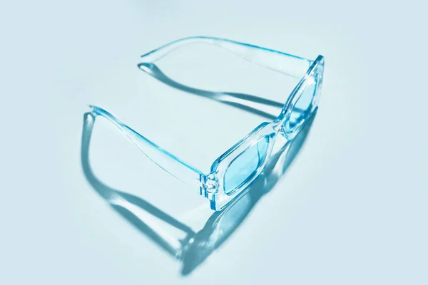 Soluk Mavi Arkaplanda Şık Güneş Gözlükleri — Stok fotoğraf