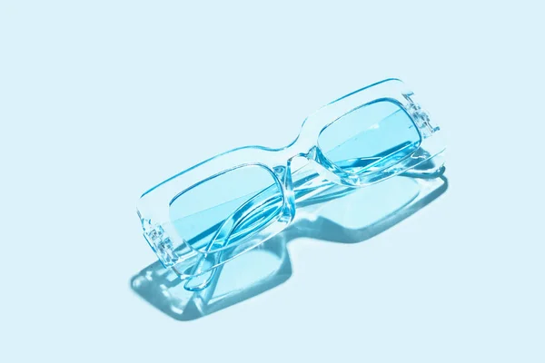 Stilvolle Sonnenbrille Auf Hellblauem Hintergrund — Stockfoto